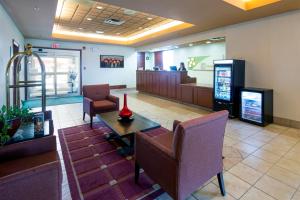 a lobby with a waiting room and a cashier at Holiday Inn Hinton by IHG in Hinton +81 photos