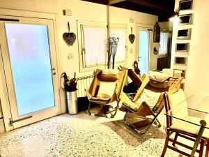 a room with chairs and a door and a window at Indipendent house in Venice in Venice