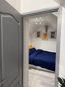 een slaapkamer met een bed en een schuifdeur bij La Planque des Halles - Hyper Centre - Bureau in Troyes
