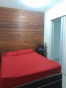 Ένα ή περισσότερα κρεβάτια σε δωμάτιο στο Bombinhas centro apt con kitchenette