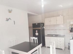 Η κουζίνα ή μικρή κουζίνα στο Bombinhas centro apt con kitchenette