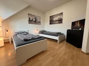 a bedroom with two beds and a dresser at Möblierte Wohnung im Obergeschoss in bester Lage für Feriengäste und beruflich Reisende AW12A-V in Ottersberg