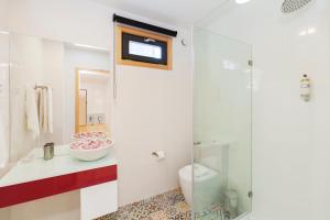 uma casa de banho com um WC, um lavatório e um chuveiro em Oporto Local Studios no Porto