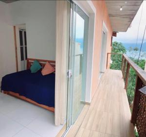 En eller flere senge i et værelse på Yumi Chalés Ilhabela