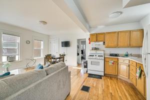 Η κουζίνα ή μικρή κουζίνα στο Cozy Cambridge Apartment in College Town!