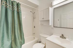 Ένα μπάνιο στο Cozy Cambridge Apartment in College Town! +17 φωτογραφίες