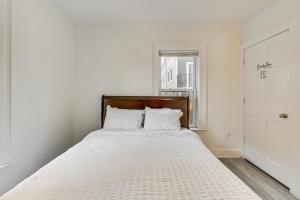 Ένα ή περισσότερα κρεβάτια σε δωμάτιο στο Cozy Cambridge Apartment in College Town!