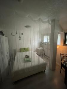 ein weißes Schlafzimmer mit einem weißen Bett und einem Badezimmer in der Unterkunft Room near fair, Zimmer neben der Messe in Frankfurt am Main