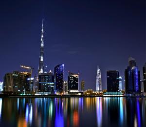 迪拜InterContinental Residences Dubai Business Bay by IHG的夜晚的城市天际线景观
