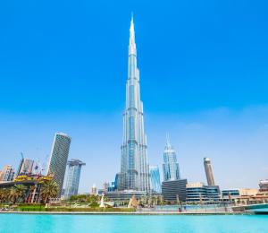 迪拜InterContinental Residences Dubai Business Bay by IHG的从水面上可欣赏到布吉哈利法(burj khalifa)的景色