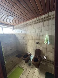 a bathroom with two toilets and a shower at COP 30 - Apartamento Amplo in Belém