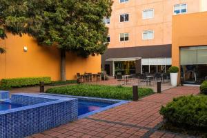 Bazén v ubytování Courtyard Toluca Tollocan nebo v jeho okolí