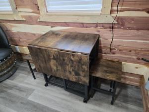 una mesa de madera junto a una pared de madera en #3 - Amish Built Log Cabin Fishing Hunting Camping cabin, en Toronto