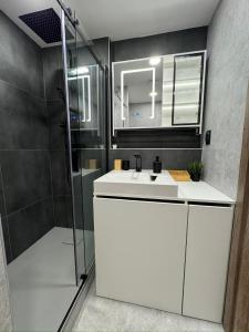 Koupelna v ubytování Smarty Choice Flat with Deluxe Kitchen