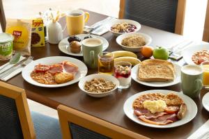 Una mesa con platos de comida para desayunar. en Holiday Inn Express Poole by IHG, en Poole