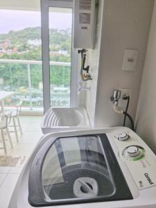 - Lavadora en una habitación con lavabo en Charmoso com varanda - Ar condicionado - 1 Vaga, en Santos