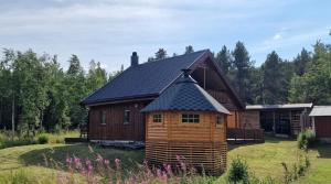 Cabaña de madera grande con techo negro en Hytte i vakre Reisadalen, en Storslett 36 fotos más