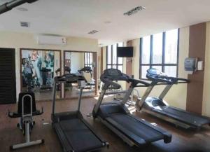 een sportschool met meerdere loopbanden in een ruimte bij Flat Comfort Hotel Taguatinga 906 in Brasilia