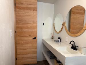 bagno con lavandino e 2 specchi di Casa 821 Guest House a Città di Oaxaca Altre 37 foto
