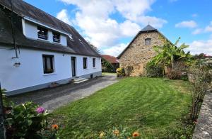 an external view of a house with a yard at Gîte de France La maroussie 3 épis - Gîte de France 11 personnes MAE-5091 in Salon-la-Tour