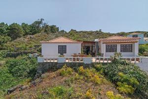 a house sitting on top of a hill at Finca La Hoya 1-Tradition trifft Moderne- Meerblick, Whirlpool & Wintergarten-2 Personen in Las Cruces