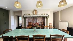 a dining room with a green table and chairs at Gîte de France La maroussie 3 épis - Gîte de France 6 personnes MAE-5131 in Salon-la-Tour +25 photos