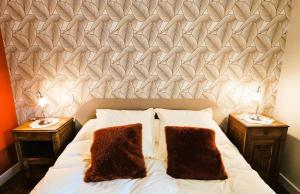 a bedroom with a bed with two night tables at Gîte de France La maroussie 3 épis - Gîte de France 6 personnes MAE-5131 in Salon-la-Tour