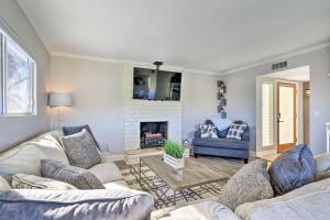 Χώρος καθιστικού στο Fountain Hills Home with Pool and Mountain Views