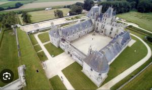 een luchtzicht op een kasteel bij Piscine intérieure privée chauffée spa toute lannee disponible minimum 2 nuits in Ploudaniel