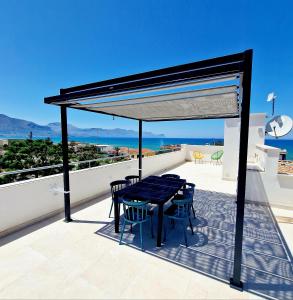 アルカモ・マリーナにあるCastellammare Rivieraの屋根の黒いテーブルと椅子