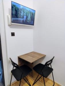 Televisor o centre d'entreteniment de Tiny studio in top center