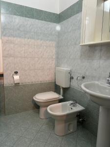 a bathroom with a toilet and a sink at Casa Flora in Biella +15 photos