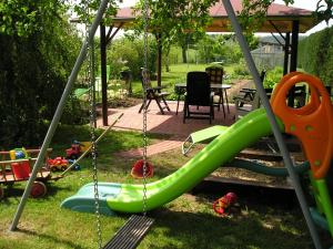 Ein Kinderspielbereich in der Unterkunft Snug Apartment in Kröpelin Germany
