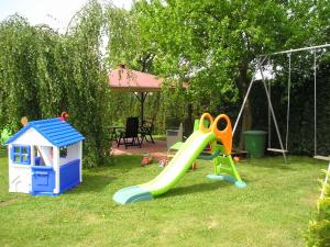 Ein Kinderspielbereich in der Unterkunft Snug Apartment in Kröpelin Germany