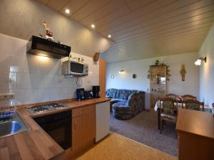 eine Küche und ein Wohnzimmer mit einem Sofa in der Unterkunft Snug Apartment in Kröpelin Germany in Klein Nienhagen + 37 Fotos