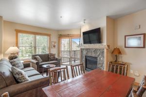 Μια τηλεόραση ή/και κέντρο ψυχαγωγίας στο Copper Springs Lodge 215