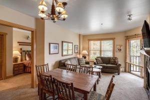 Μια τηλεόραση ή/και κέντρο ψυχαγωγίας στο Copper Springs Lodge 215