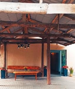 un banc en bois assis à l'intérieur d'un bâtiment dans l'établissement ViLLA IVET, à Gdańsk