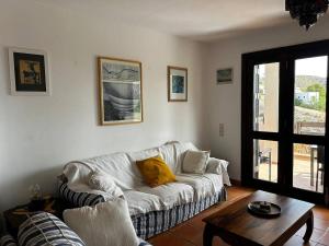 ein Wohnzimmer mit einer weißen Couch und einem Tisch in der Unterkunft Casa Mar y Carmen in Las Negras + 39 Fotos