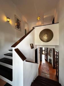 eine Treppe in einem Haus mit einer runden Decke in der Unterkunft Casa Mar y Carmen in Las Negras