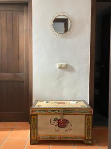 ein Kofferraum auf dem Boden neben einer Tür in der Unterkunft Casa Mar y Carmen in Las Negras