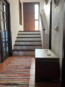 einen Flur mit einem Teppich und einer Treppe mit einer Tür in der Unterkunft Casa Mar y Carmen in Las Negras