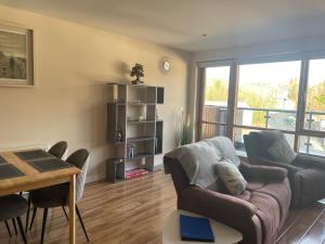 uma sala de estar com um sofá e uma mesa em Courthouse View Penthouse 2 em Clifden