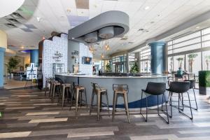 デイトナビーチにあるSeaside Splendor! 1BR Oasis with Private Oceanfront Balcony at Wyndham Oceanwalkのスツールのあるレストランのバー