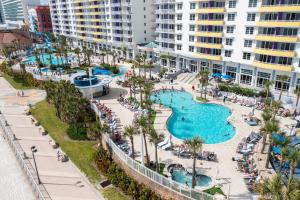 デイトナビーチにあるSeaside Splendor! 1BR Oasis with Private Oceanfront Balcony at Wyndham Oceanwalkのリゾートのプールの空からの景色