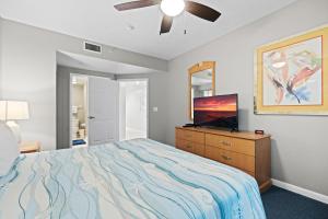 デイトナビーチにあるSeaside Splendor! 1BR Oasis with Private Oceanfront Balcony at Wyndham Oceanwalkのベッドルーム1室(ベッド1台、ドレッサー、テレビ付) +37枚の写真