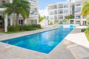 Xeliter Playa Coral, Bavaro في بونتا كانا: حمام سباحة أمام مبنى