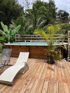 Bazén v ubytování Le Pavillon Ananas nebo v jeho okolí