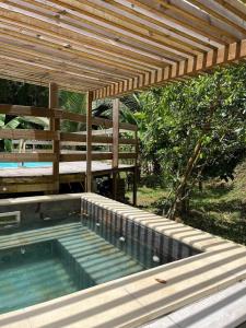 Bazén v ubytování Le Pavillon Ananas nebo v jeho okolí