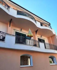 Balkón alebo terasa v ubytovaní Apartment in Podgora with sea view, terrace, air conditioning, WiFi 3812-4